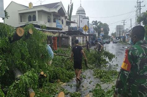 Hujan Lebat Disertai Angin Kencang Warga Manado Diminta Waspada