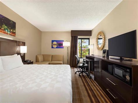 Pet-Friendly Hotel near IAD | Holiday Inn Washington-Dulles Intl Airport