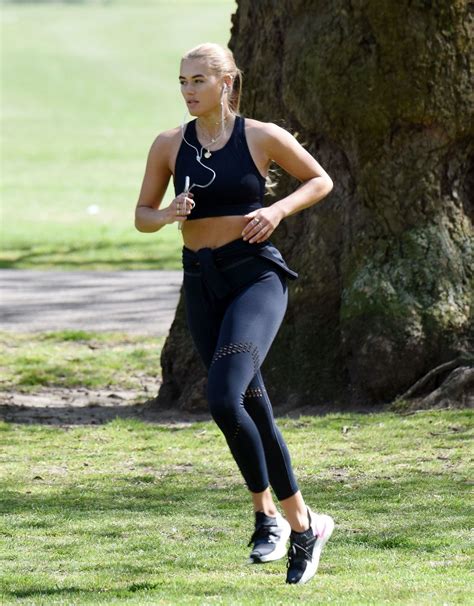 Arabella Chi fait son sport dans un parc à Londres - 20 avril 2020