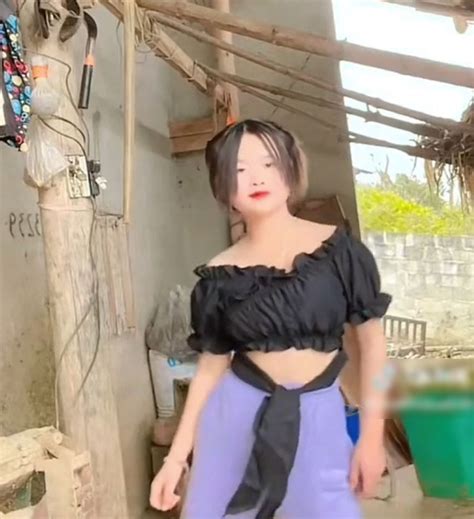 Phúng Phính khiến dân tình ngán ngẩm khi diện bikini nhảy nhót dưới nước khoe nguyên vườn hoa