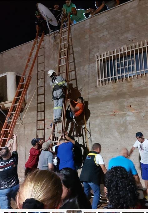 Jovem leva descarga elétrica ao lavar placas solares em São José dos