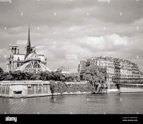 1970S VUE DEPUIS LA CATHÉDRALE NOTRE DAME EST SUR L ILE DE LA CITÉ ET