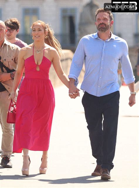 Jennifer Lopez Sexy Seen Flaunting Her Hot Cleavage At The Crillon