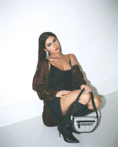 Jade Picon posa com look all black e aposta em bolsa grifada - Vogue