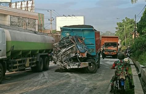 Karambol Lima Kendaraan Di Bawen Sopir Truk Dump Asal Demak Tewas