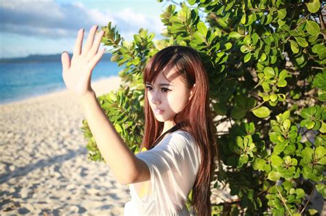 Người mẫu Bikini bãi biển khoe sắc với nắng chiều