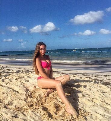 5 Hot Sexy Audrey Freeman Bikini Pics