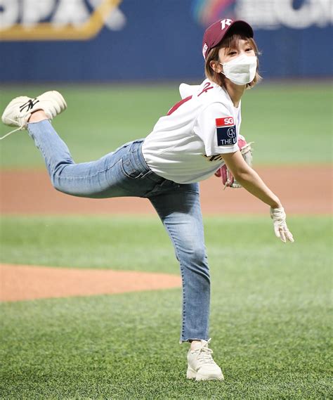 210506 ChoA - Kiwoom Heroes 1st Pitch | kpopping