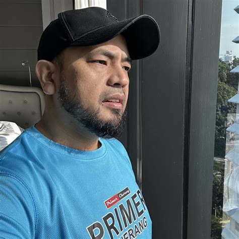 20 Unspoken Rules for Men:🙌🙌 1. Never shake a hand sitting down