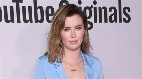 Ireland Baldwin präsentiert stolz ihren Babybauch im knappen Bikini