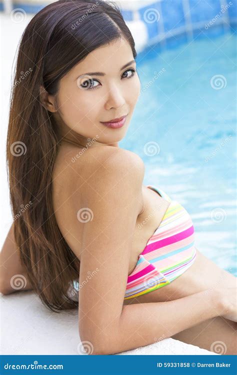 Bikini Que Lleva De La Mujer China Atractiva En Piscina Foto De Archivo