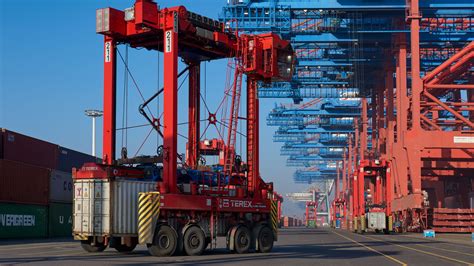 Hamburger Hafen weist Berichte über drohende Verluste beim