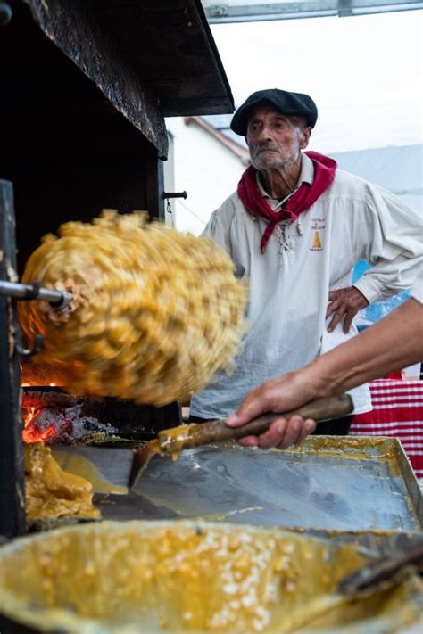 Le gâteau à la broche une spécialité culinaire de la montagne Guide