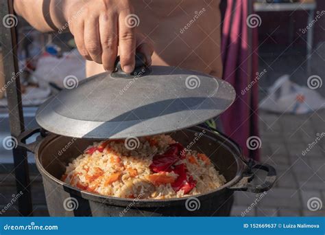 Cozinhando O Pilau Saboroso Na Natureza Cozinhando O Pilau No Caldeir O