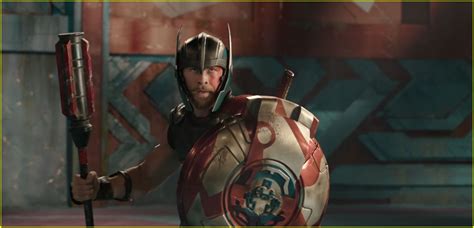 Chris Hemsworth S Thor Battles The Hulk In Thor Ragnarok Teaser