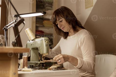 Mujer Morena Cauc Sica Cosiendo Tela Con Una M Quina De Coser Retro Y