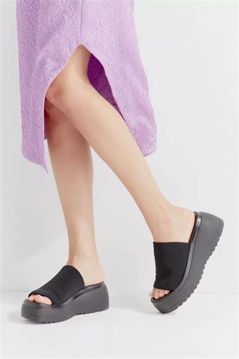 Steve Madden Uo Exclusive Slinky Platform Sandal Urban Outfitters Canada