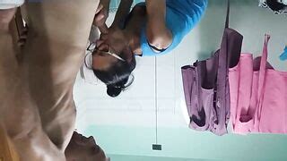 Sveltina In Bagno Con La MILF Zoccola AmaPorn