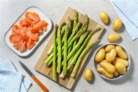 Frischer Gr Ner Spargel Aus Deutschland Mit R Ucherlachs Und Kartoffeln