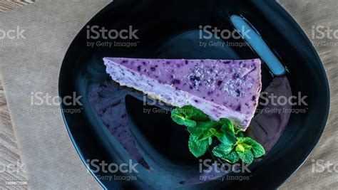 Potongan Kue Blueberry Segar Yang Lezat Dengan Dan Mint Di Piring Hitam