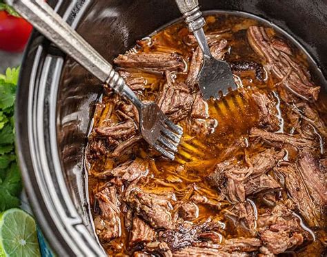 CARNE DE RES MEXICANA DESMENUZADA CON CHILE Y LIMA EN OLLA DE COCCIÓN