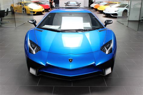 gambar kendaraan darat mobil sport lamborghini aventador desain