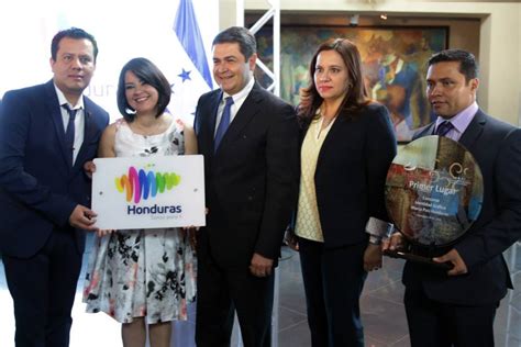 Gobierno de Honduras premia al ganador de la marca país EL LIBERTADOR