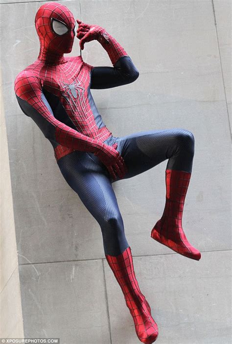 The Amazing Spider Man 2 Set Andrew Garfield Watches On As Stuntman