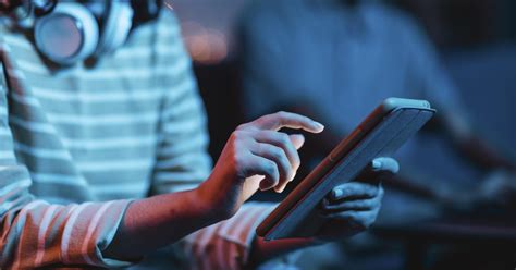 warga ri terlama main gadget  dunia goodstats