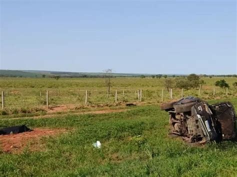 Casal Morre Ao Ser Arremessado De Ve Culo Durante Capotamento