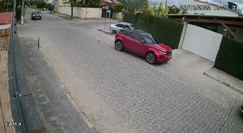 Vídeo Colisão entre dois carros é regsitrada em cruzamento de Caruaru