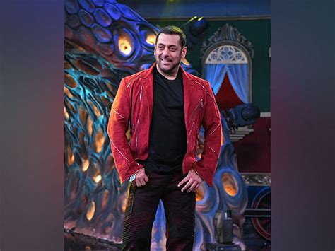 Bigg Boss 17 Salman Khan Slams Munawar Faruqui For His Dull Game