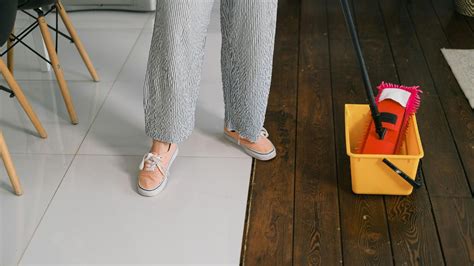 Adiós al ventilador contra el calor lo que tienes que hacer es fregar