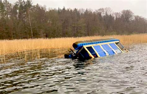 Na jeziorze Niegocin wywrócił się houseboat Łódź częściowo zatonęła