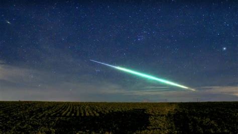 Fotógrafo registra momento em que bola de fogo cruza o céu em divisa