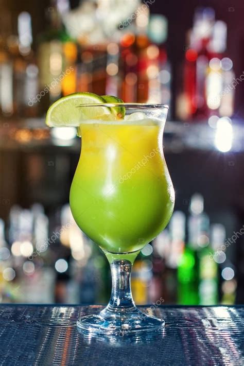Классические алкогольные коктейли. Яркий желто зеленый ... | Tragos ...