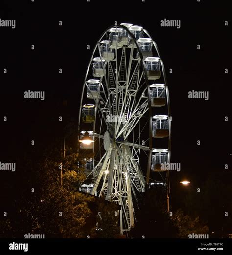 Riesenrad Attraktion Fotos Und Bildmaterial In Hoher Aufl Sung Alamy