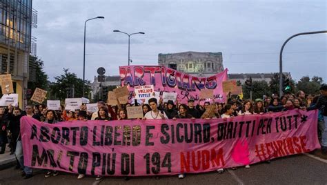 Vengo Anch Io No Tu No Aborto E Diritti Dalle Piazze Un Messaggio