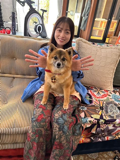 橋本環奈の私服 ドラマ「王様に捧ぐ薬指」のオフショットです。ポメラニアンと柴犬のミックスのわんちゃんを抱っこされています。 芸能人の私服 衣装まとめ Woomy