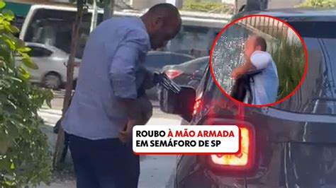 Vídeo Ladrão é flagrado roubando carro a mão armada e em plena luz do