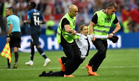 Members Of Punk Group Pussy Riot Re Arrested Just Seconds After Their Release Extra Ie