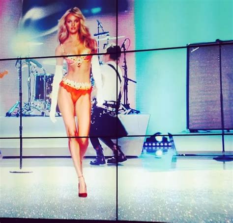 Photos Candice Swanepoel en bikini pour Victoria s Secret à Saint Barth Public