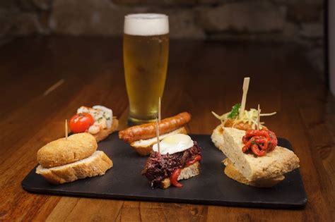 ¿cuál Es El Origen De Las Tapas Entre Duelas Y Tapas Restaurante