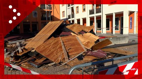 Tetto Di Un Palazzo Scoperchiato Dal Forte Vento A Villanova Canavese