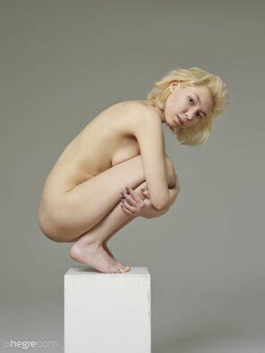 Amateur Girl Lily Nude Statue 03 14000px Porn Pic