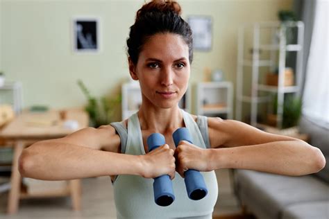 Les 7 meilleurs exercices avec haltères pour faire disparaitre les