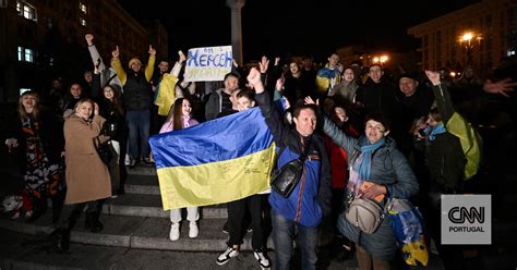 Ucranianos Saem Rua Em Kiev Para Celebrar Reconquista De Kherson