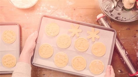 Hornear galletas de azúcar navideñas para santa Foto Premium