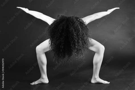 Foto De Naked Woman With Arms Outstretched And Curly Hair Standing Against Gray Background Do