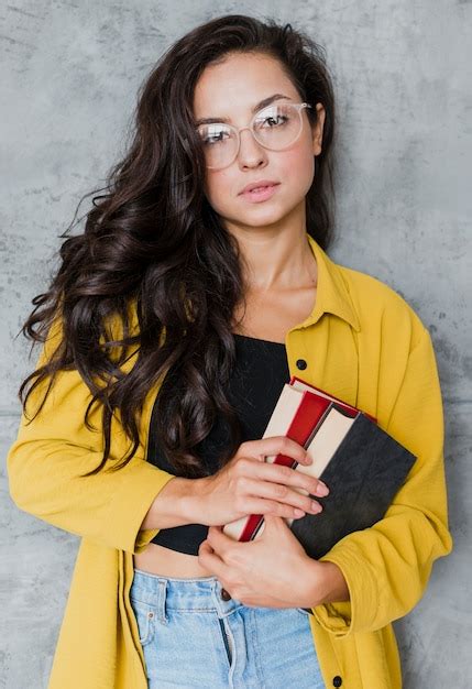 Free Photo Medium Shot Brunette Woman With Glasses Posing